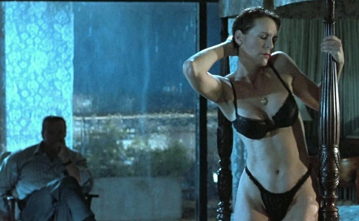 Деми Мур и Натали Портман без одежды: 7 самых горячих сцен стриптиза в кино