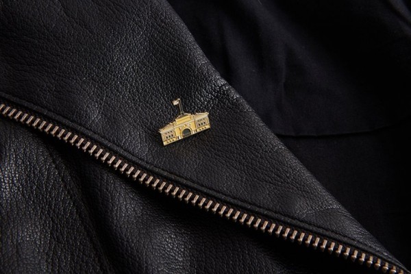 Как правильно носить значок на лацкане пиджака?