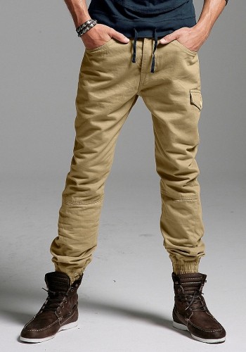 Как носить коричневые мужские джинсы?