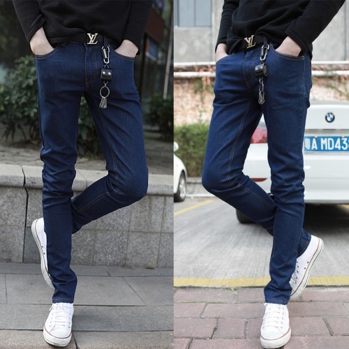 С чем можно сочетать темно-синие джинсы для мужчин?