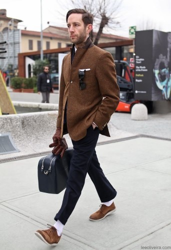 С чем можно сочетать коричневый пиджак мужчине?