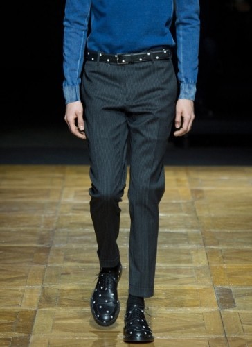 С чем можно комбинировать серые мужские брюки?