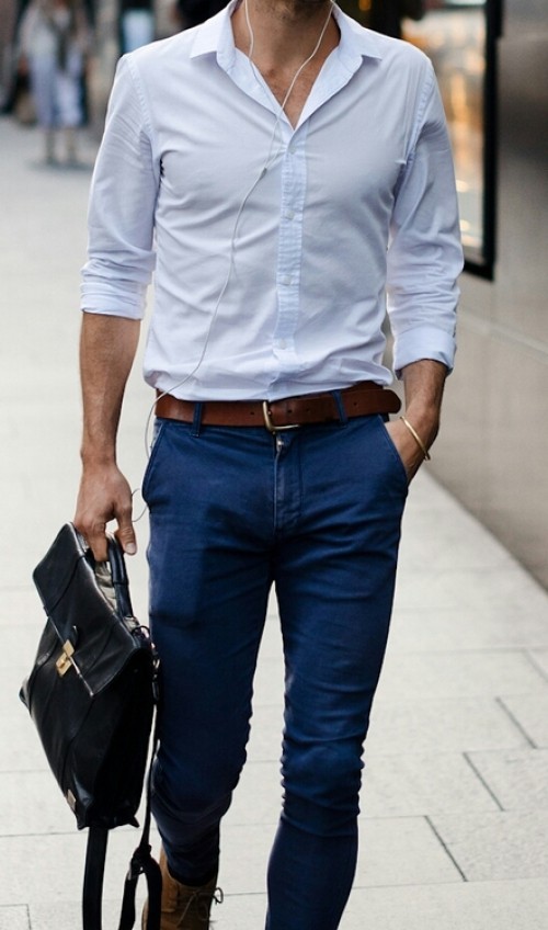 С чем сочетать синие мужские брюки?