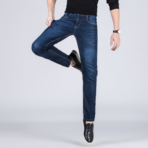 С чем можно сочетать темно-синие джинсы для мужчин?