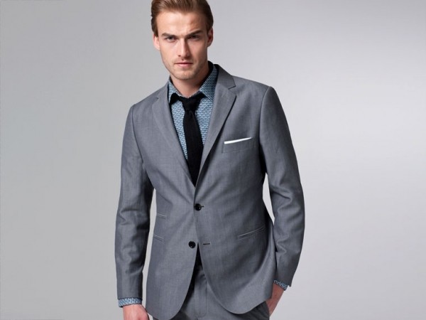 С чем комбинировать серый мужской пиджак?