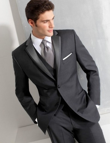 С чем комбинировать серый мужской пиджак?