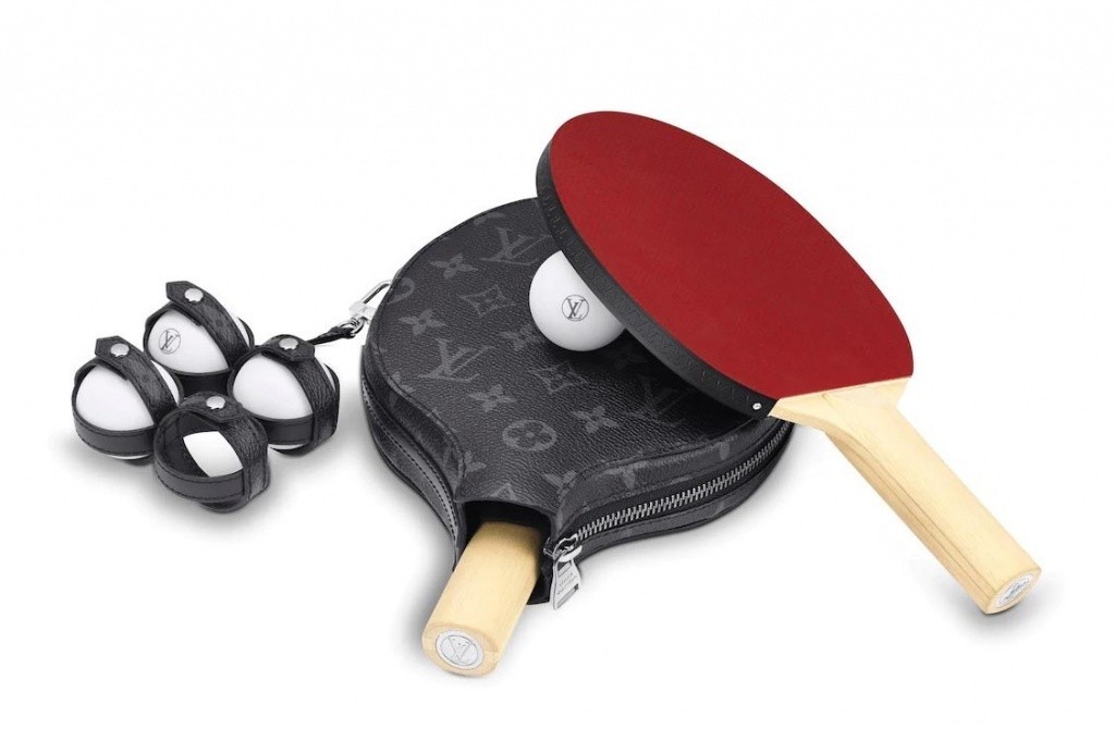 Это набор для пинг-понга от Louis Vuitton, и он стоит 128 000 рублей (да, три нуля)