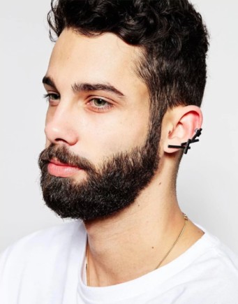 Мужские серьги в ухо — способ подчеркнуть индивидуальность