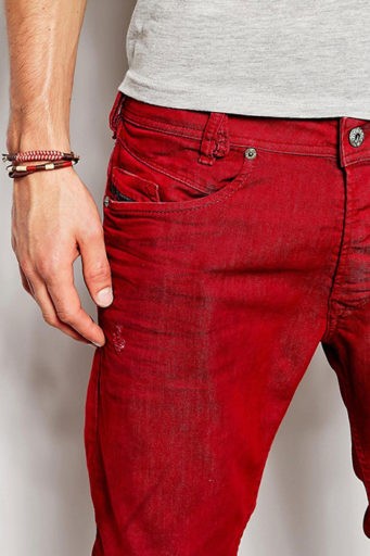 Мужские красные брюки: особенности сочетаний