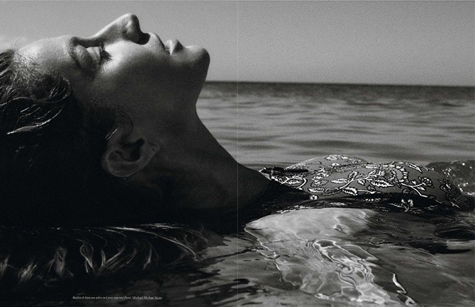 Жизель Бюндхен ловит волну в съемке французского Vogue