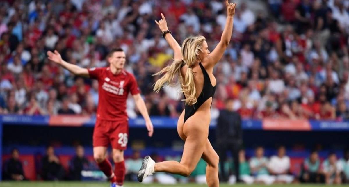 Для вдохновения: актриса Кинси Волански в откровенном бикини выбежала на поле в финале Лиги чемпионов