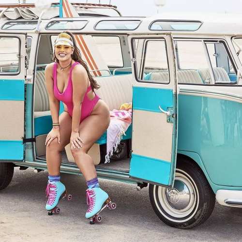 В стиле горячих 80-х: Эшли Грэм в рекламе купальников на пляже