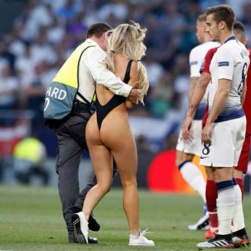 Для вдохновения: актриса Кинси Волански в откровенном бикини выбежала на поле в финале Лиги чемпионов