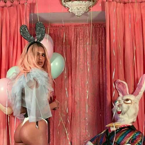Пасхально-сексуально: Эмили Ратаковски в роли эротичного "кролика"