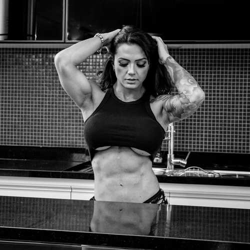 Красотка дня: фитнес-модель с силиконовой грудью Рената Коста