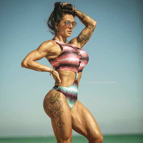 Красотка дня: фитнес-модель с силиконовой грудью Рената Коста