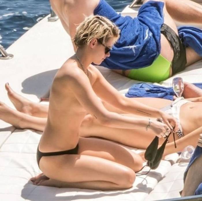 Звезда "Сумерек" Кристен Стюарт обнажила грудь на пляже - редкие кадры