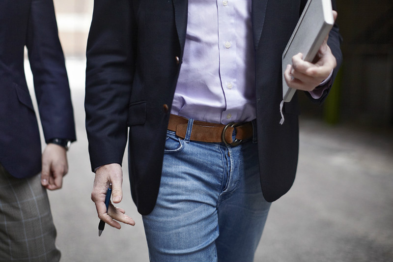 Мужские пиджаки под джинсы — база для создания интересных образов