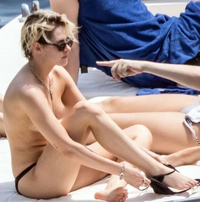 Звезда "Сумерек" Кристен Стюарт обнажила грудь на пляже - редкие кадры