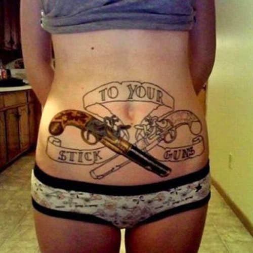 Огнестрельная эротика: фото сексуальных красоток с оружием на теле