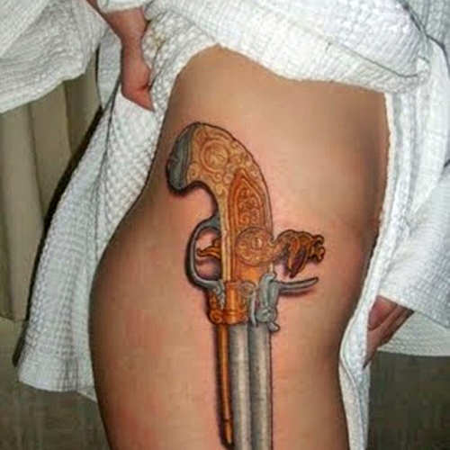 Огнестрельная эротика: фото сексуальных красоток с оружием на теле