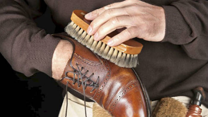 Щетки, губки и кремы: как ухаживать за обувью?