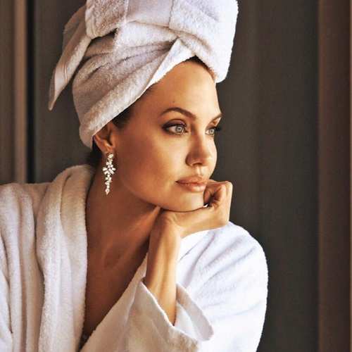 Соблазнительная парижанка: Анджелина Джоли снялась в роскошной фотосессии