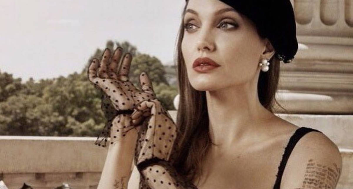 Соблазнительная парижанка: Анджелина Джоли снялась в роскошной фотосессии