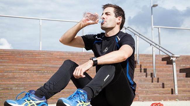 Вода и спорт: как влияет дефицит воды на наше тело во время тренировки?