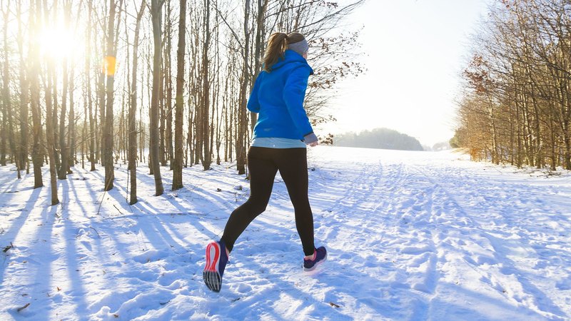 Холод не помеха: как правильно бегать зимой