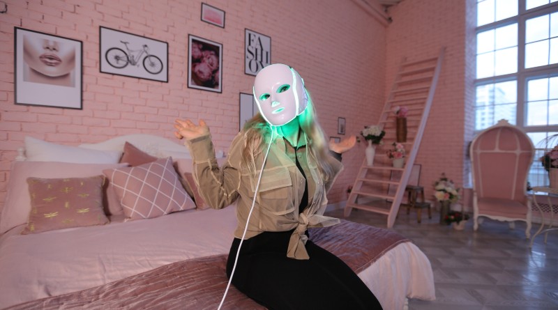 
   			Вся правда о нашумевшей LED-маске для лица   		