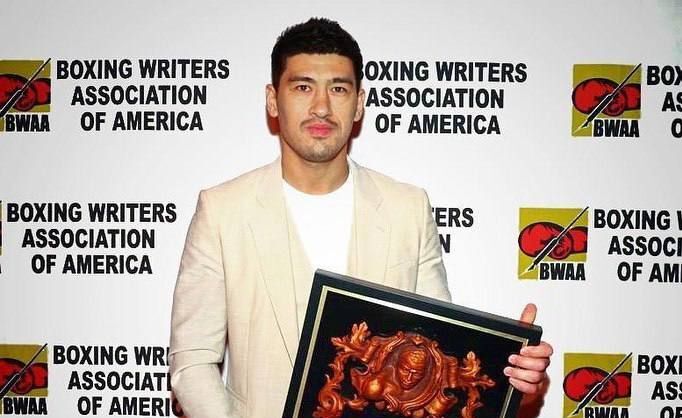 Фото: Бивол получил награду «Боксёр года» от Американской ассоциации журналистов