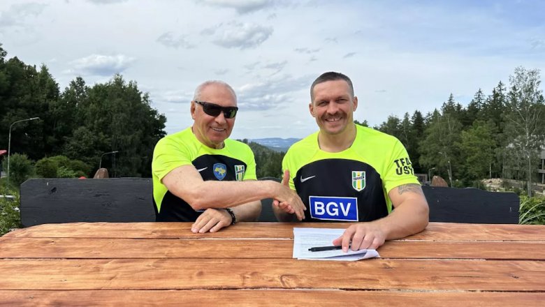 Украинский боксер Усик подписал контракт с футбольным клубом «Полесье»