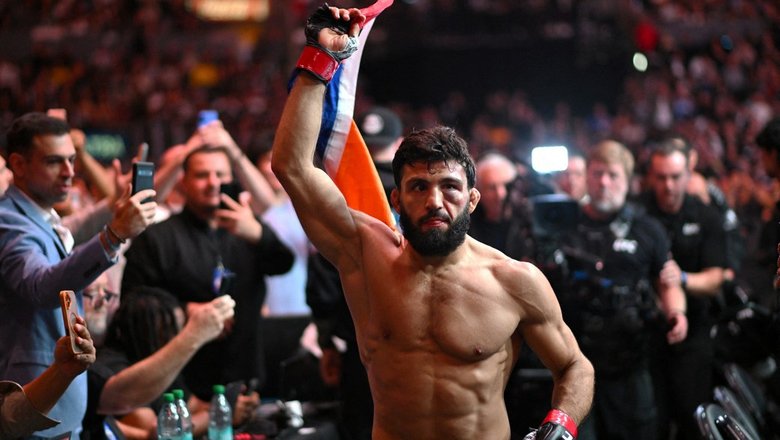 Глухой нокаут локтями в голову! Бэтмен из России выбил бой за пояс UFC